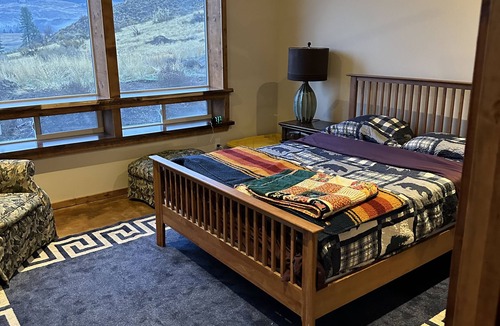 Winthrop House | Spacious 6-bedroom lodge/house overlooking charming Winthrop with WiFi, AC