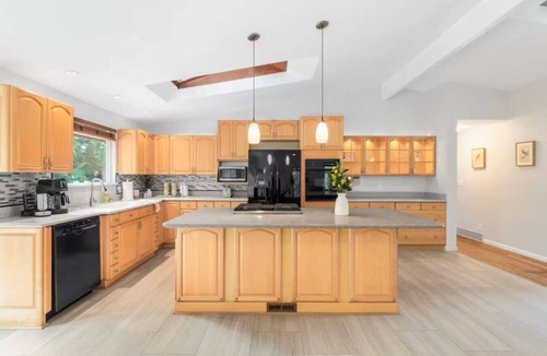Tukwila House | Spacious 6BR/4BA | Close to Airport @South Seattle