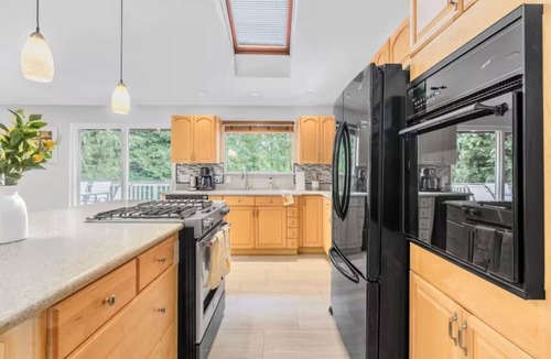 Tukwila House | Spacious 6BR/4BA | Close to Airport @South Seattle
