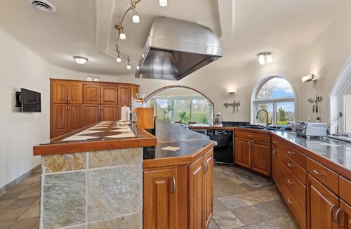 Tukwila Villa | Spacious 7-bedroom Villa, 5 mins from SeaTac Airport with Tennis Court