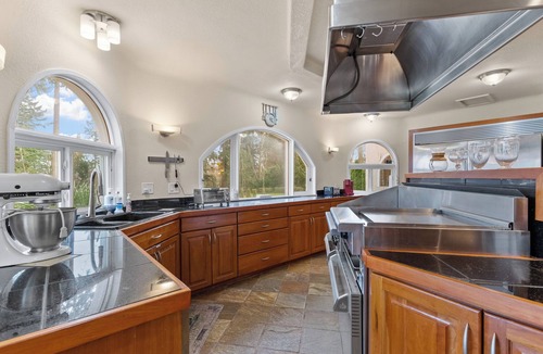 Tukwila Villa | Spacious 7-bedroom Villa, 5 mins from SeaTac Airport with Tennis Court
