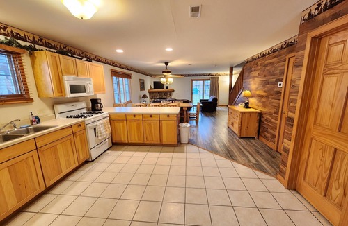 Oglesby Cabin | SPACIOUS AND COZY VILLA LOCATED ON RESORT WALKING DISTANCE FROM STARVED ROCK