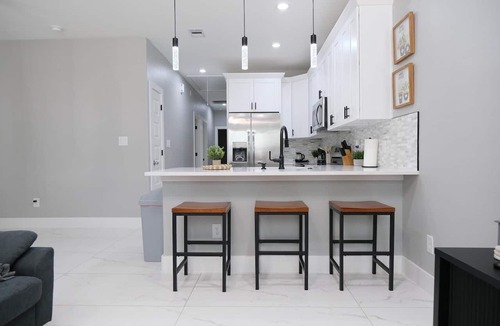 Northeast Houston House | Spacious and Modern 3 BR Duplex in Houston/Free Parking/Near Downtown & IAH