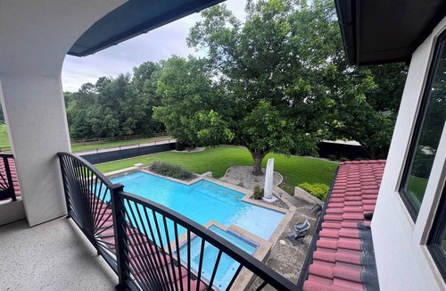 Colleyville House | Spacious and modern 5 bedroom, 5 1/2 bath home with a pool and media room.