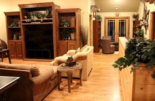 Seminole County House | Spacious and Secluded Luxury Rental Overlooking a Glittering Private Lake in Konawa, Oklahoma