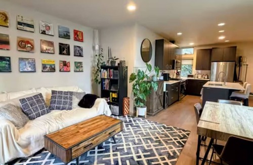 Fairmount Park House | Spacious, Bright, Private 2 bed 2 bath w Massive Rooftop Deck