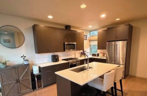 Fairmount Park House | Spacious, Bright, Private 2 bed 2 bath w Massive Rooftop Deck
