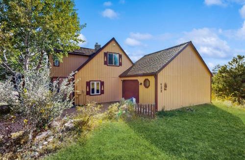 Drake House | Spacious cabin with stunning views, wifi, fully stocked kitchen & W/D