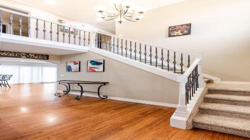 Broomfield House | Spacious Country Club Golf Course Retreat