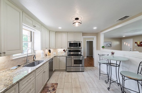 Clay House | Spacious Country Retreat Close to SAFB, WF. Work or Play!