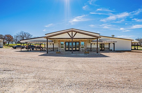 Tolar House | Spacious country sleek home! Perfect for family gatherings!