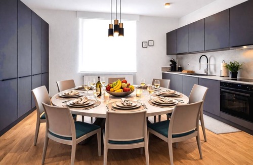 Gablenberg Apartment | Spacious Design Retreat for Groups & Families