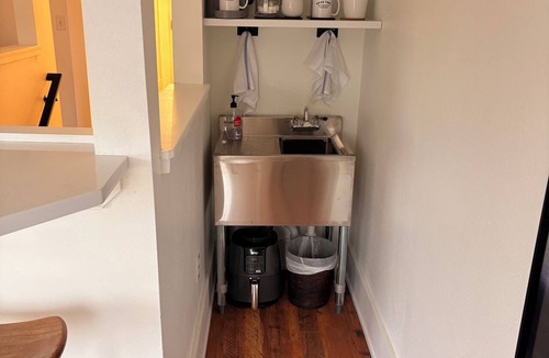 North End Bed & Breakfast | Spacious downtown loft, with soaking tub&gym access-walk to BSU and Boise River!