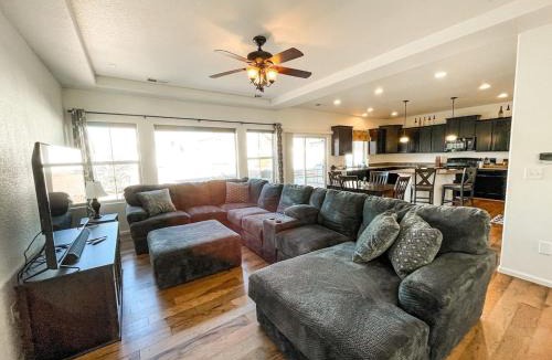 Fountain House | Spacious Family Getaway 20min to downtown sights