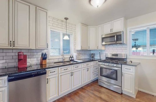 Twin Lakes House | Spacious Family Home, King Beds Large Yard and Fun
