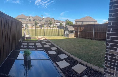 Allen House | Spacious Family Home, Walk to Shops & Dining