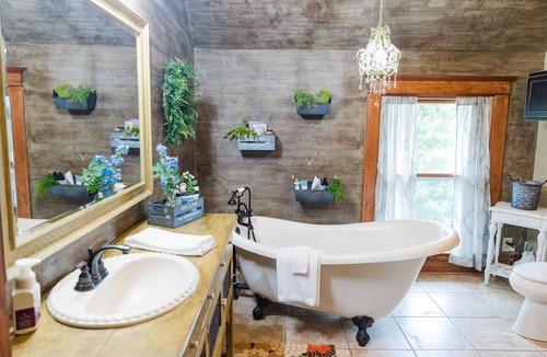 Squaw House | Spacious Farmhouse beautifully decorated waiting for laughs and memories