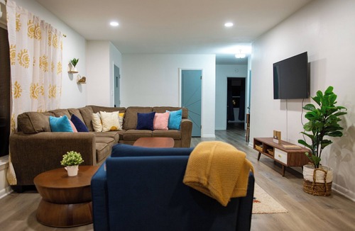 Urbandale House | Spacious & Fun Arcade House, Sleeps 14, Central Location, Fenced Backyard