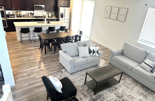 Middleton House | Spacious home near Boise, family/group stay.