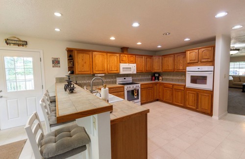 Emmett House | spacious home with huge kitchen in the heart of Emmett kid friendly