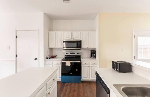 North Central Carrollton House | Spacious home with putting green and game room