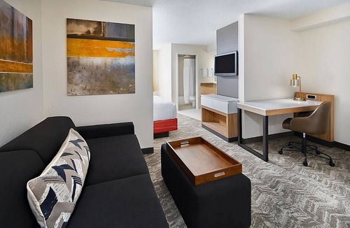 Southeast Houston Hotel | Spacious Houston Suite w/Complimentary Breakfast, Pool Access & Shuttle Service