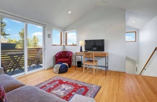 Seattle Metro Area Cottage | Spacious, industrial-modern lakeview cottage in Columbia City/Seward Park