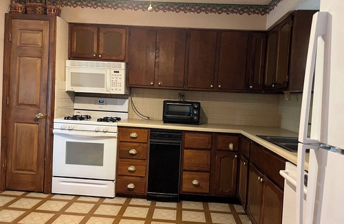 Gladstone House | Spacious KC Retreat : 4BR Sleeps 8 - 15 min from Airport - 20 min from Arrowhead