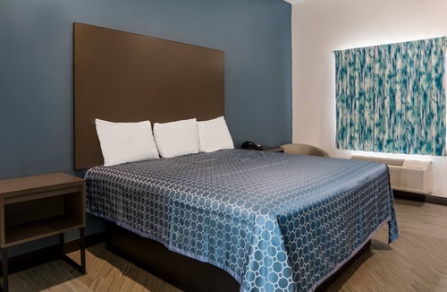 Forest Hill Hotel | Spacious King Room, Scottish Inns, Comfort Close to Tarrant County College