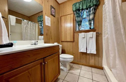 Zwolle House | Spacious Lakefront Cabin with Water Activities near Zwolle, Louisiana