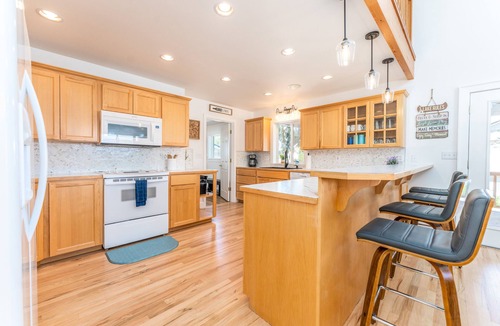 Chelan House | Spacious Lakeside Home: Walk to Beach, Wineries, and Downtown! Ample Parking!