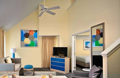 Chesterfield Hotel | Spacious Loft Suite with Fully-equipped Kitchen! W/Sports Court Onsite!