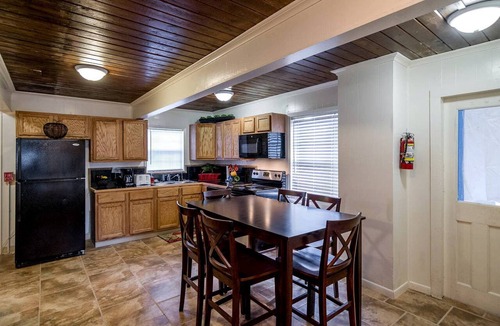Woden Cabin | Spacious Log Cabin Rental for Family Vacations in Texas