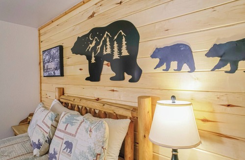 Estes Park Hotel | Spacious Lower Level Hotel 2-Bedroom with Views 106