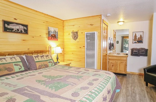 Estes Park Hotel | Spacious Lower-Level Hotel King with Views 101-107