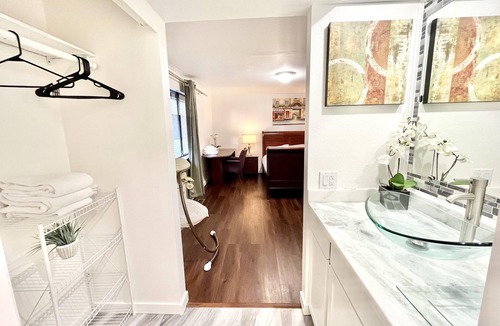 Bridle Trails Bed & Breakfast | Spacious Master; Private Bathroom; Walk 2 Bus; AC