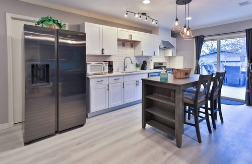 Central Arlington House | Spacious Modern 3BR Retreat—Family-Friendly Comfort & Large Shared Yard