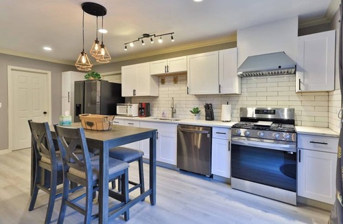 Central Arlington House | Spacious Modern 3BR Retreat—Family-Friendly Comfort & Large Shared Yard