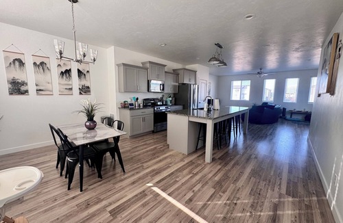American Fork House | Spacious, modern 4-bedroom townhome with AC in beautiful American Fork