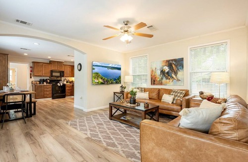 Hemphill Cabin | Spacious Modern Cabin on Toledo Bend Lake with Gorgeous Deck and Patio for an Amazing Family Getaway in Hemphill, Texas