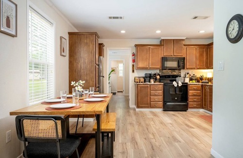 Hemphill Cabin | Spacious Modern Cabin on Toledo Bend Lake with Gorgeous Deck and Patio for an Amazing Family Getaway in Hemphill, Texas
