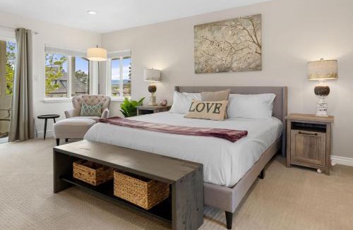 Northglenn House | Spacious & Pet Friendly- Hot Tub & Mountain Views
