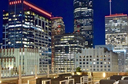 Houston Convention District Apartment | Spacious Queen Room | Pet-friendly | Onsite Parking | Downtown Houston