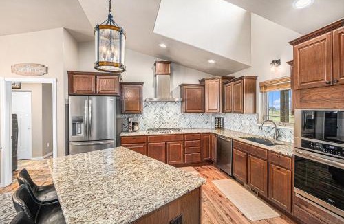 Carpenter House | Spacious ranch w hot tub & fire pit
