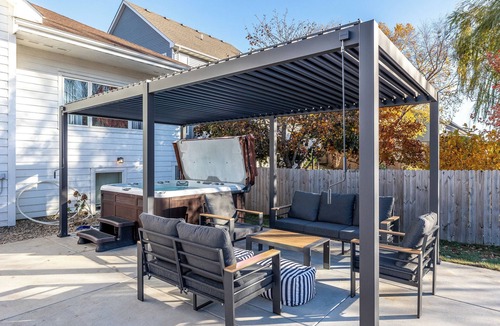 West Des Moines House | Spacious Resort w/Pool/Hot tub/Firepit/Ardade/BBQ/Walk to mall and restaurants