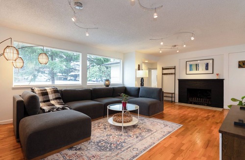 Burien House | Spacious retreat house only 12 miles from Seattle & Minutes 2 SeaTac Airport