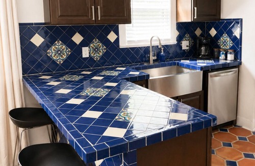 River Road Apartment | Spacious Retreat Near River Walk & The Pearl – 2BR, Ideal for Groups