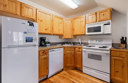 Fall River Estates Condo | Spacious Riverfront Retreat Private Hot Tub
