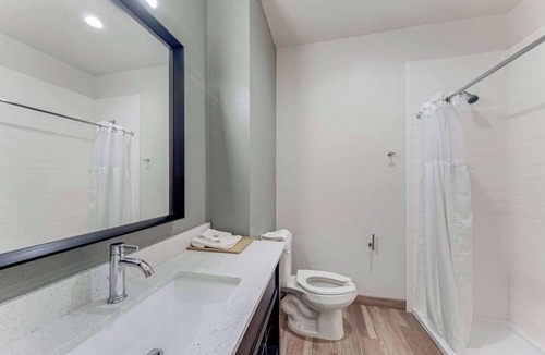 Eastside Promise Neighborhood Hotel | Spacious Room Perfect for Families w/Complimentary Breakfast - Off I-10 & I-35