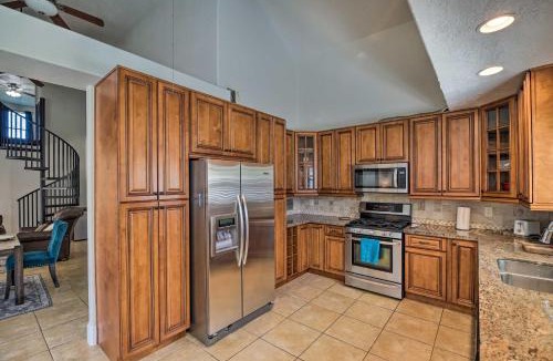 El Lago House | Spacious Seabrook Home w/Patio: 1 Mi to Beach!
